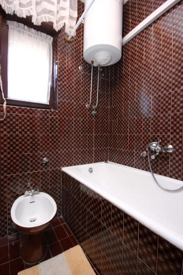 Apartment Arbanija 9423A 트로기르
