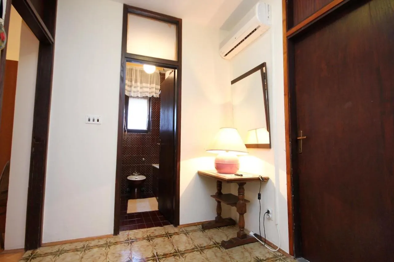 Apartment Arbanija 9423A 트로기르