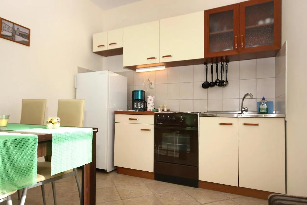 Apartment Arbanija 9423A 트로기르