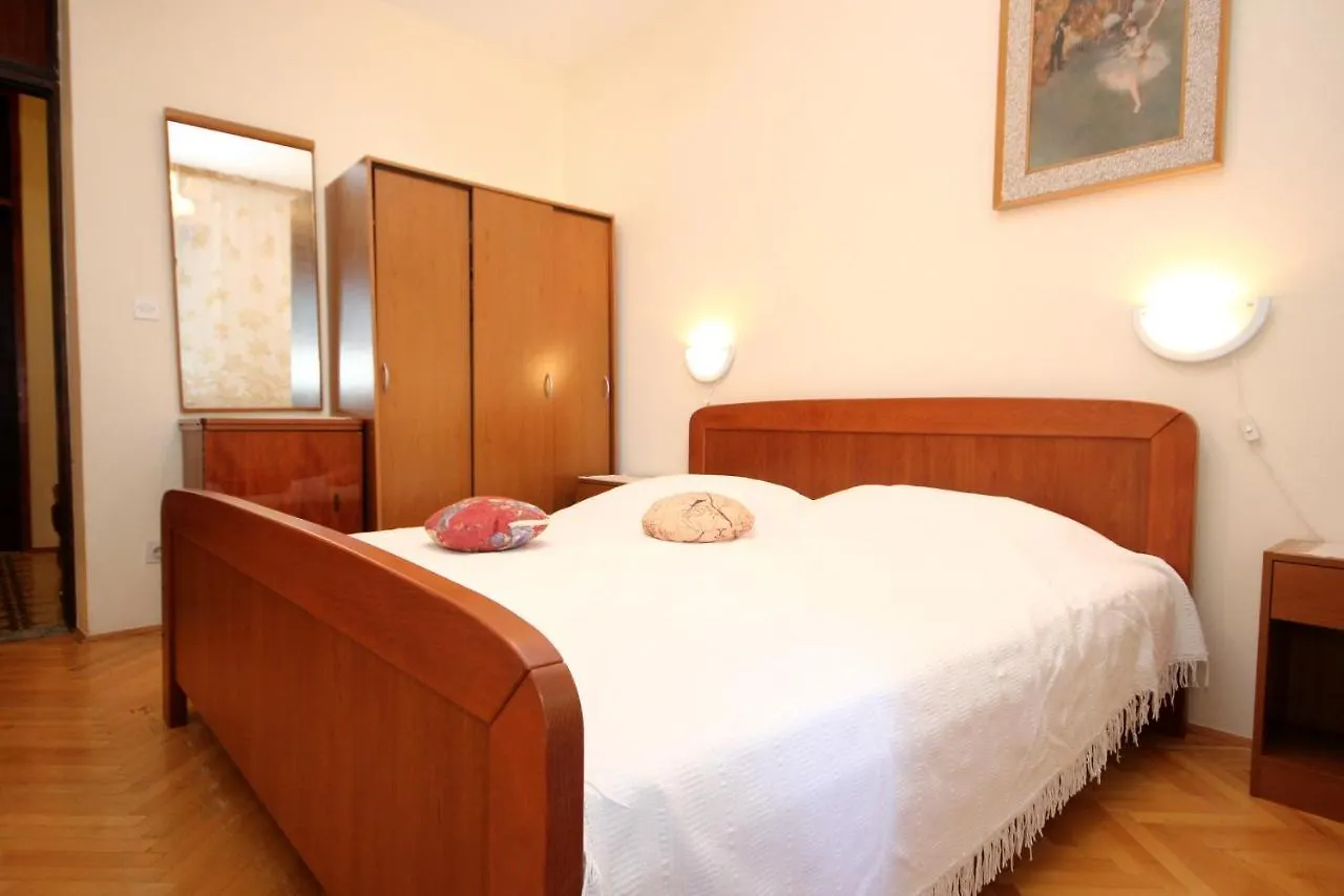 Apartment Arbanija 9423A 트로기르